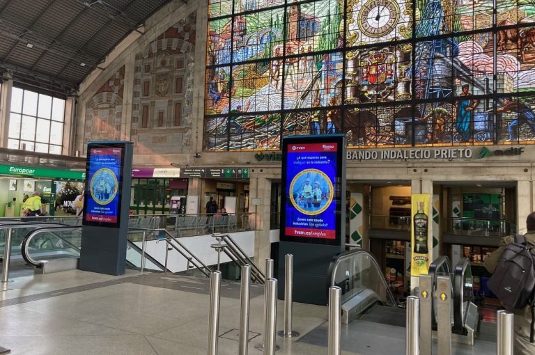 publicidad en estacion abando bilbao pantallas digitales